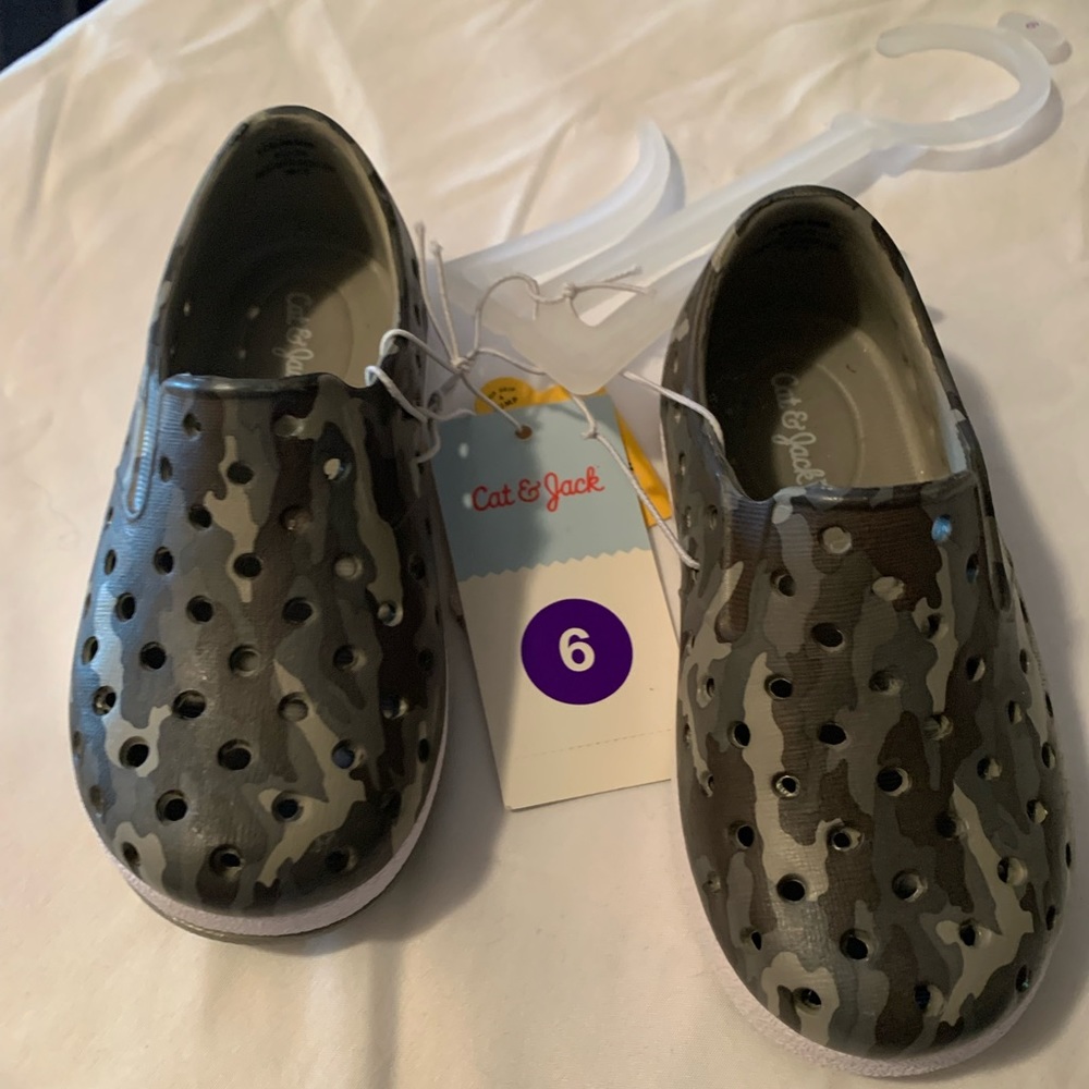 Cat and jack crocks/water shoes camouflage size 6 toddlers